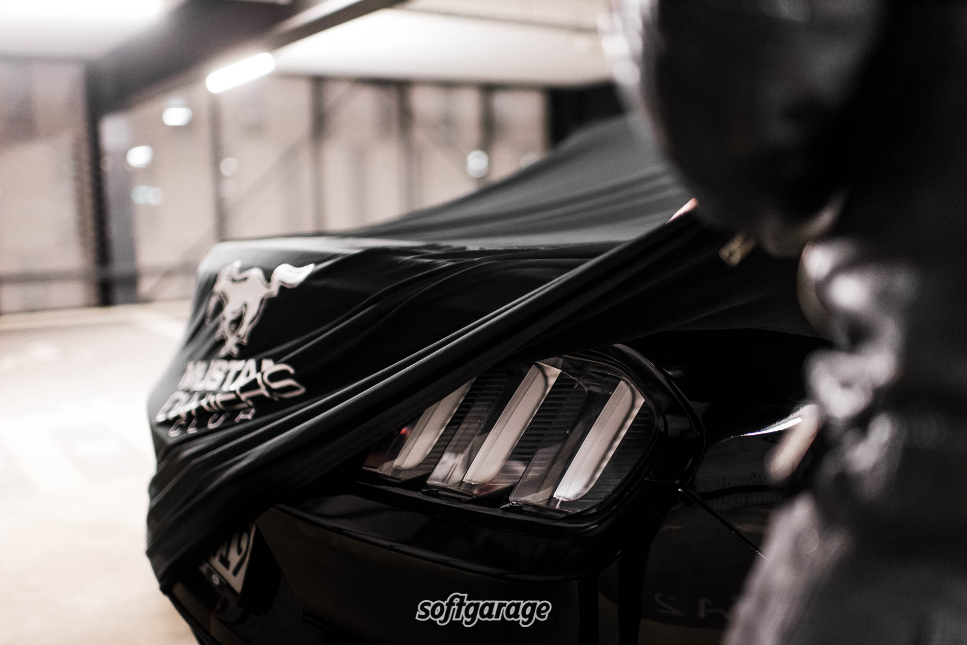 Autoabdeckung Ford Mustang Coupé Mk6 - Jerseybezug Coverlux©: Gebrauch in  der Garage